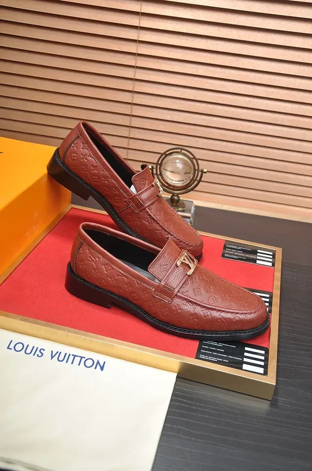 Louis Vuitton Cuir Marron Noir Monogramme Embossé Boucle Dorée LV Sangle Mocassins 4
