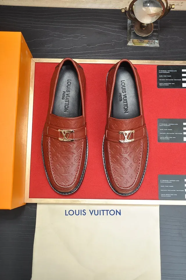 Louis Vuitton Cuir Marron Noir Monogramme Embossé Boucle Dorée LV Sangle Mocassins 5