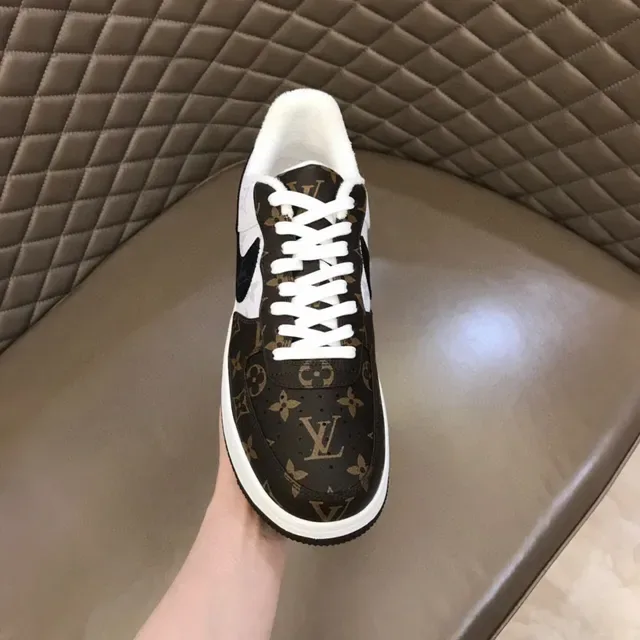 Louis Vuitton Tênis Marrom e Branco Monogram Canvas Col Plush Lifestyle Sneakers 4