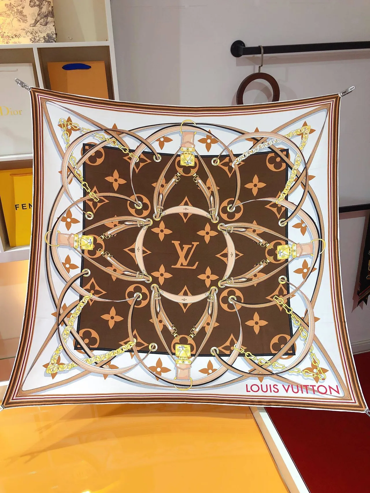 Louis Vuitton نمط السلسلة البني والأبيض شال حريري 6