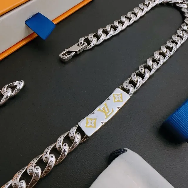 Louis Vuitton Chain Reaction Enamel Plaque Silver-Toned Necklace 7