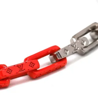 سوار Louis Vuitton Chain Reaction أحمر من الريزن والمعدن