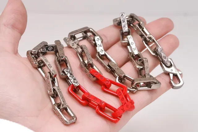 Bracelet Louis Vuitton Chain Reaction Rouge en Résine et Métal 9