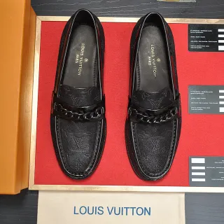 Louis Vuitton 链条带乐福鞋 黑色纹理皮革 光泽乐福鞋