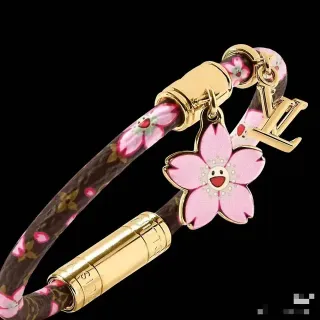 Louis Vuitton سوارة Cherry Blossom بني ذهبي مونوجرام كانفاس إيمل تشارم