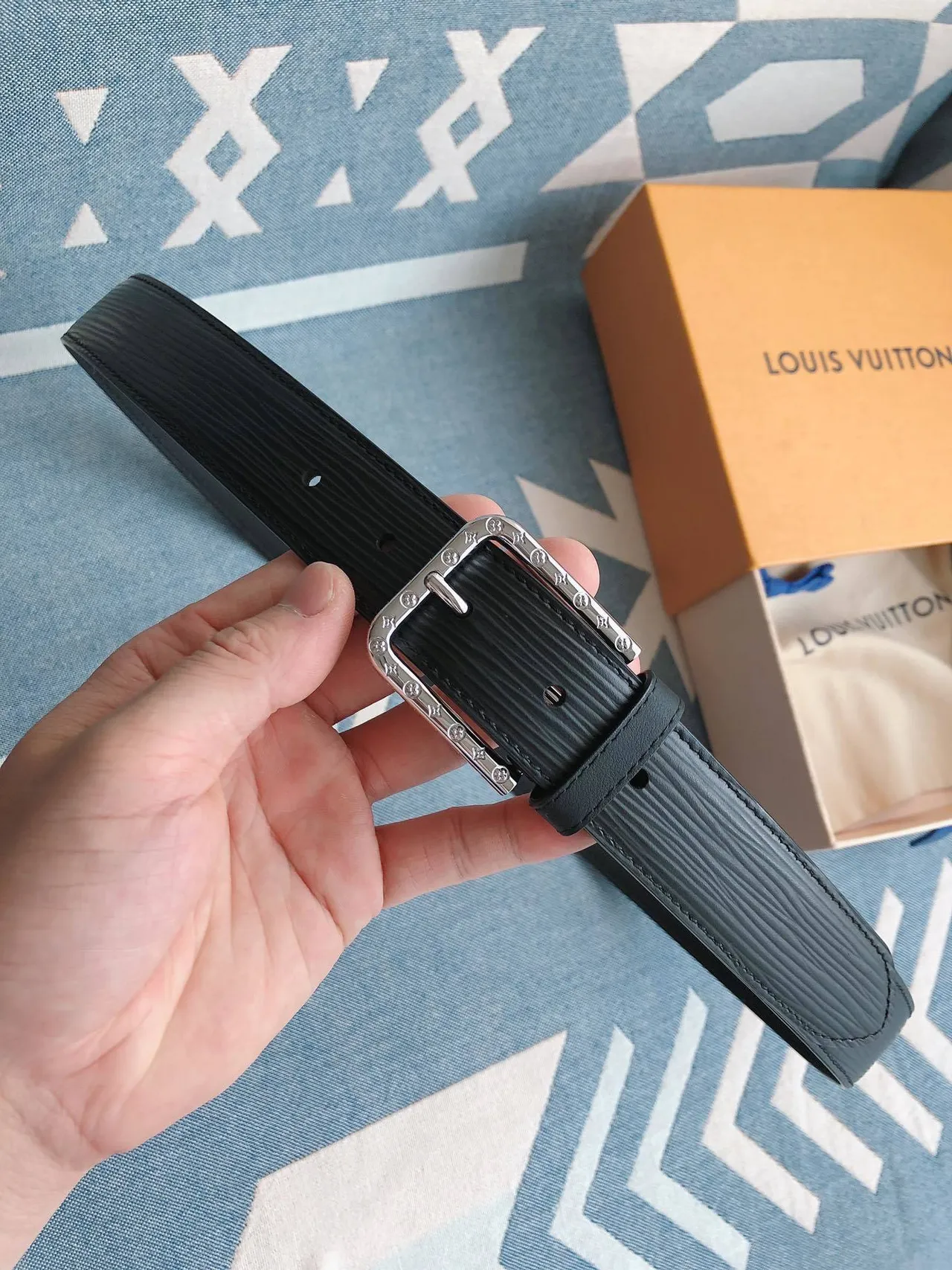 Louis Vuitton Epi Noir Argent Texture Monogram-Studded Buckle Ceinture en cuir 2