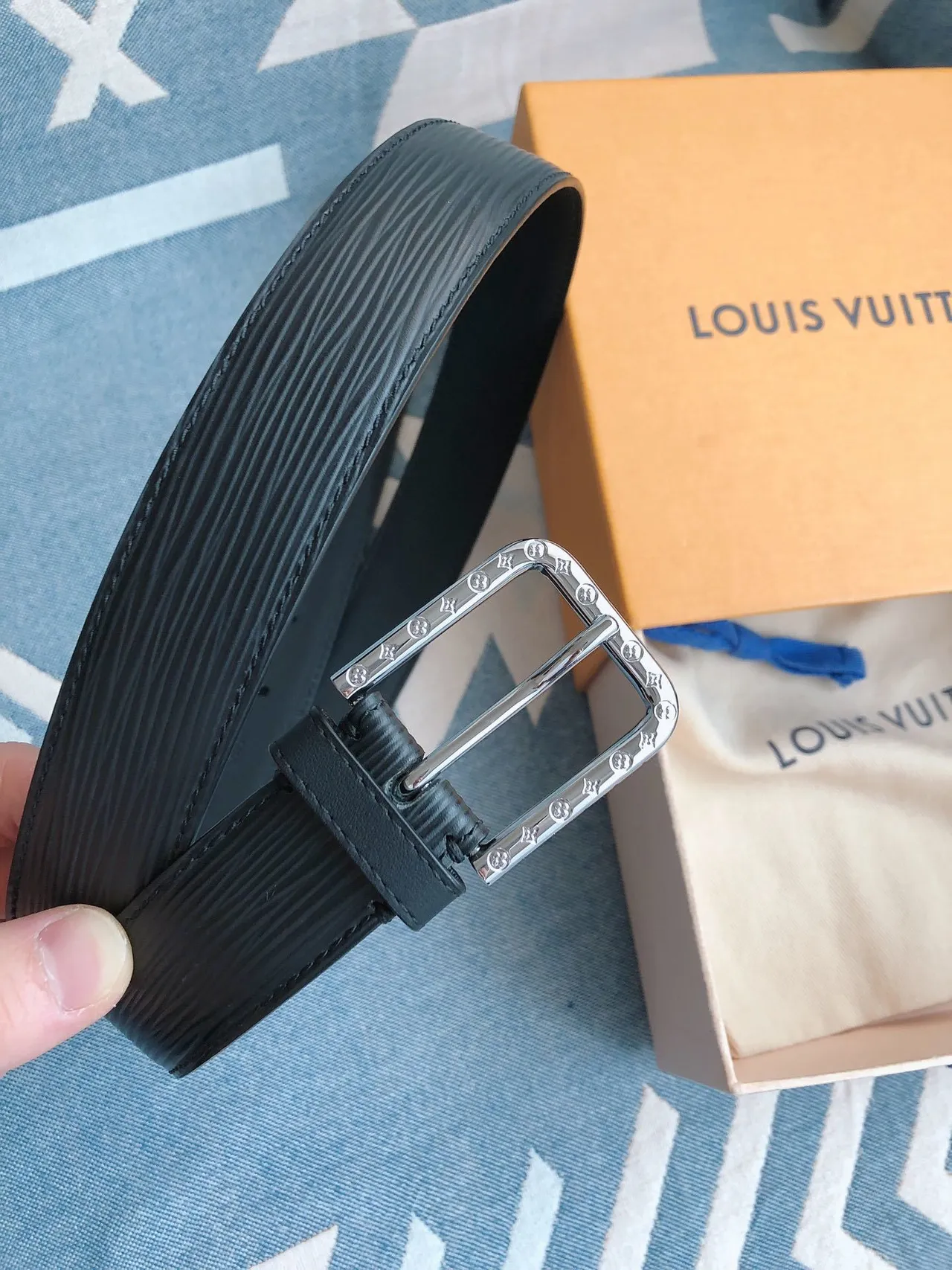 Louis Vuitton Epi Noir Argent Texture Monogram-Studded Buckle Ceinture en cuir 3