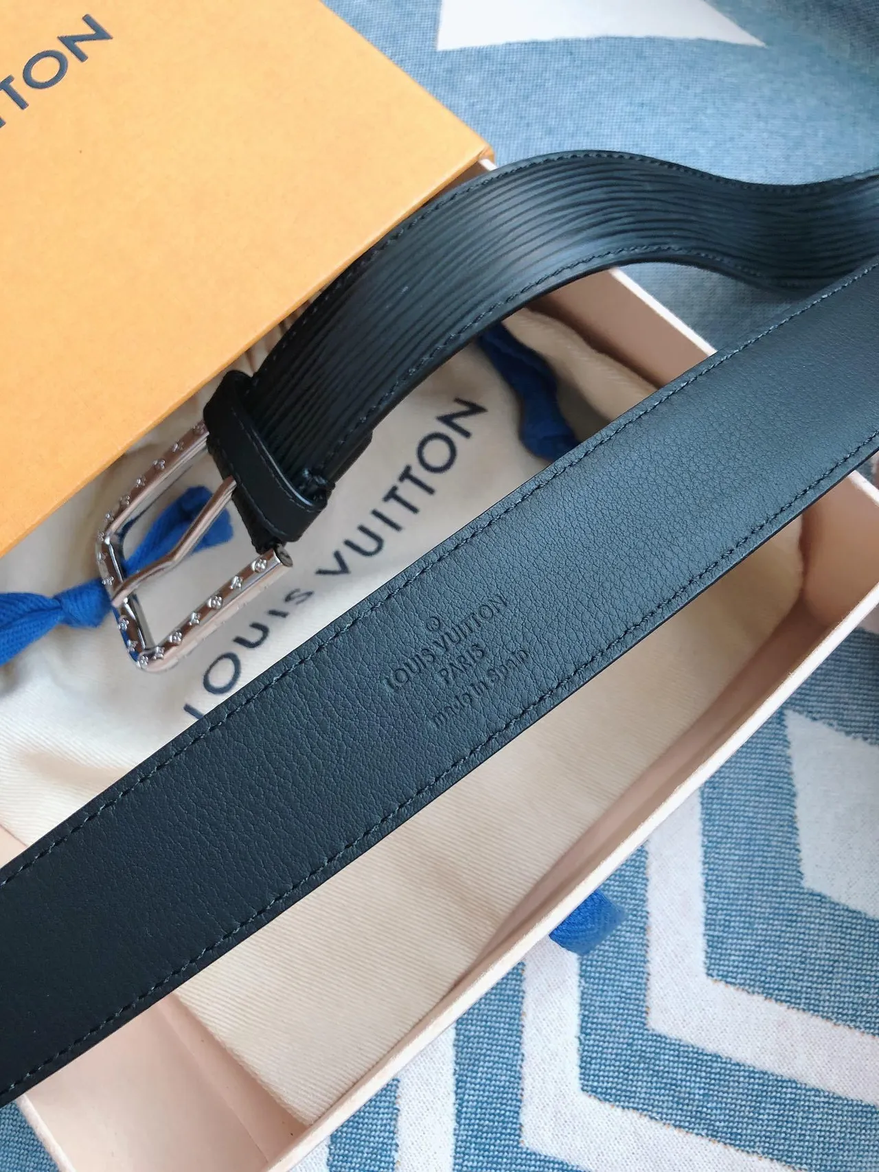 Louis Vuitton Epi Noir Argent Texture Monogram-Studded Buckle Ceinture en cuir 5