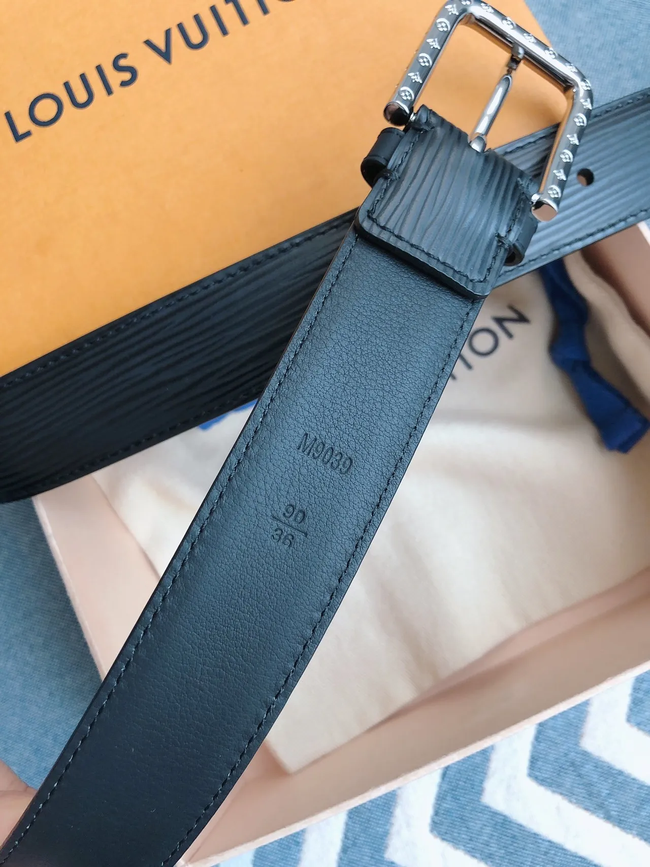Louis Vuitton Epi Noir Argent Texture Monogram-Studded Buckle Ceinture en cuir 6