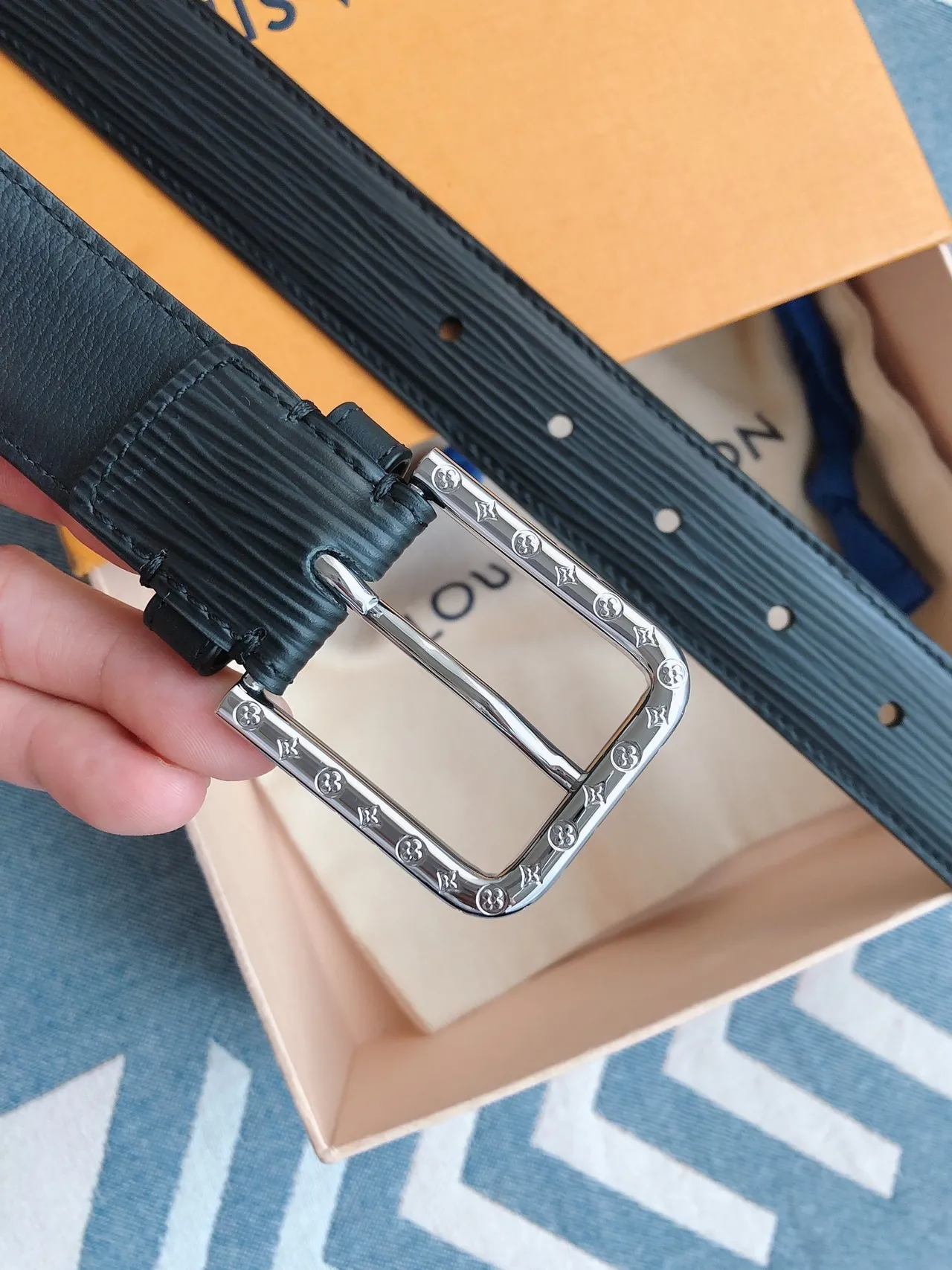 Louis Vuitton Epi Noir Argent Texture Monogram-Studded Buckle Ceinture en cuir 7
