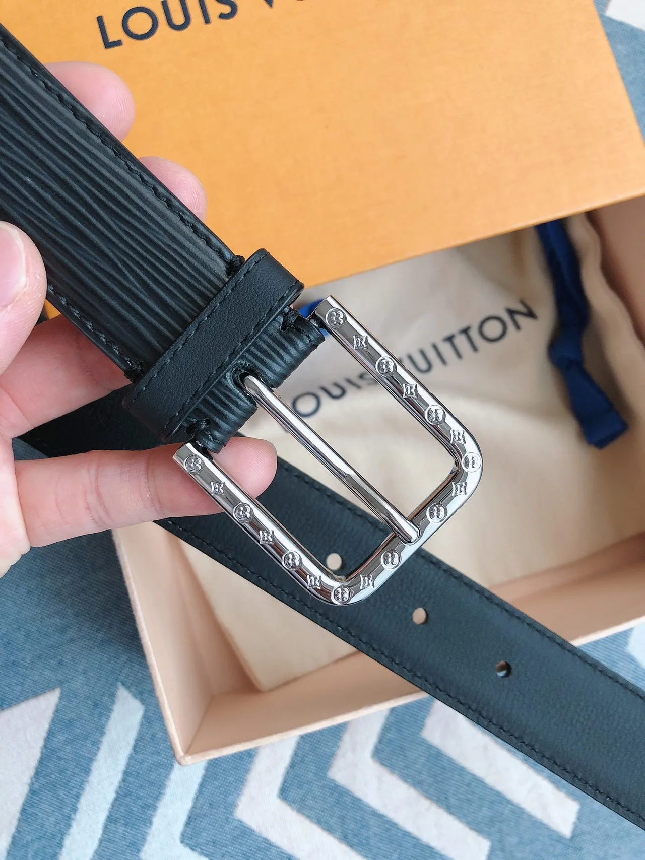 Louis Vuitton Epi Noir Argent Texture Monogram-Studded Buckle Ceinture en cuir 8