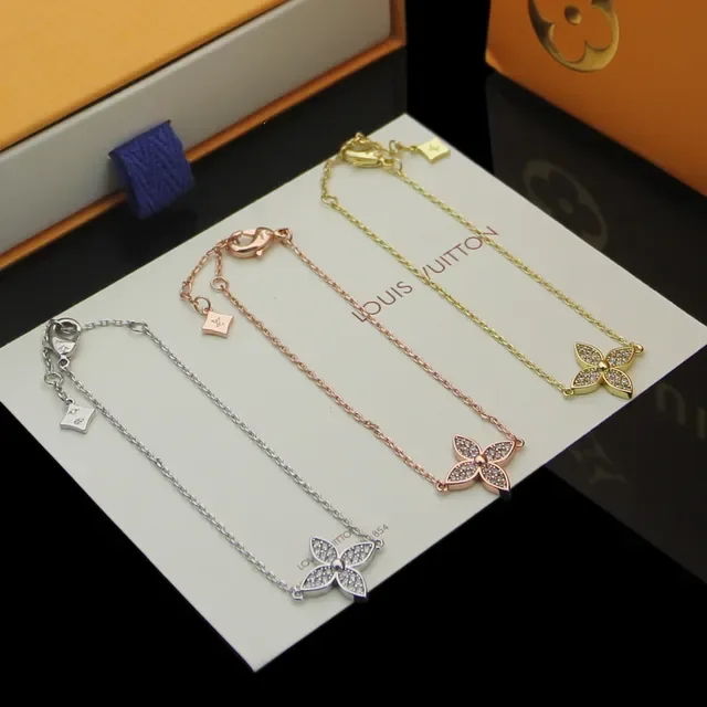Louis Vuitton Colliers pendants en cristal floral pavé 3