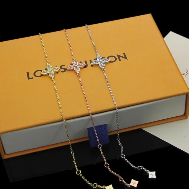 Louis Vuitton Colliers pendants en cristal floral pavé 4