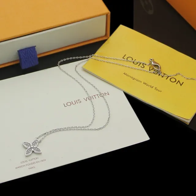 Louis Vuitton Colliers pendants en cristal floral pavé 6