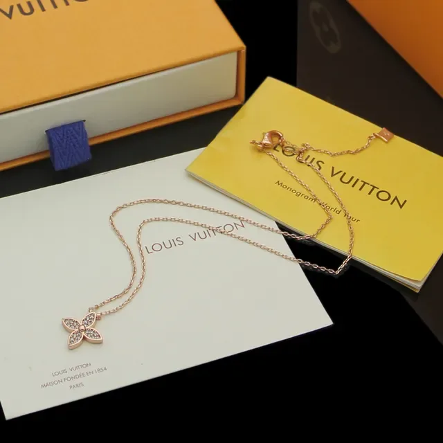 Louis Vuitton Colliers pendants en cristal floral pavé 7