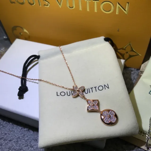 Colliers pendentif Louis Vuitton motif floral pavés de cristaux 2
