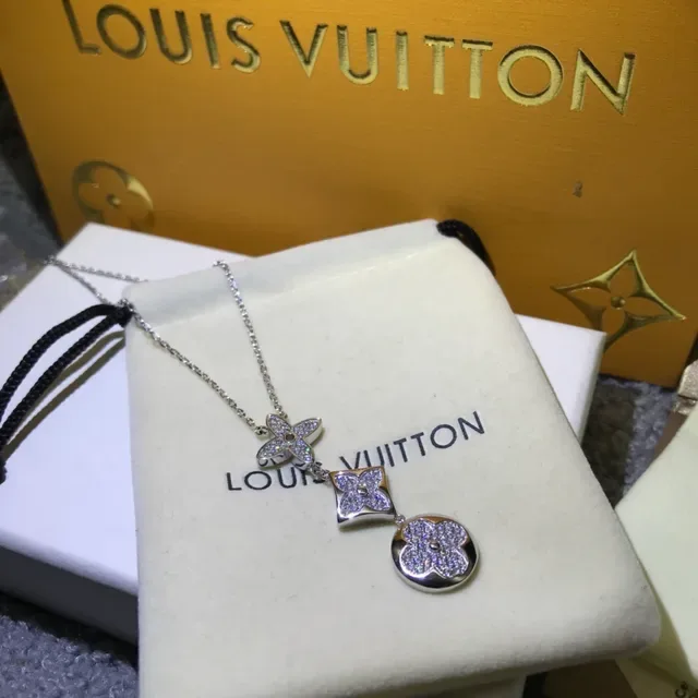 Colliers pendentif Louis Vuitton motif floral pavés de cristaux 3