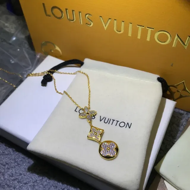 Colliers pendentif Louis Vuitton motif floral pavés de cristaux 4