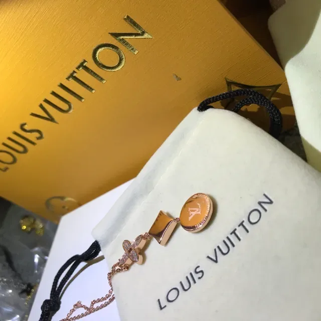 Colliers pendentif Louis Vuitton motif floral pavés de cristaux 5