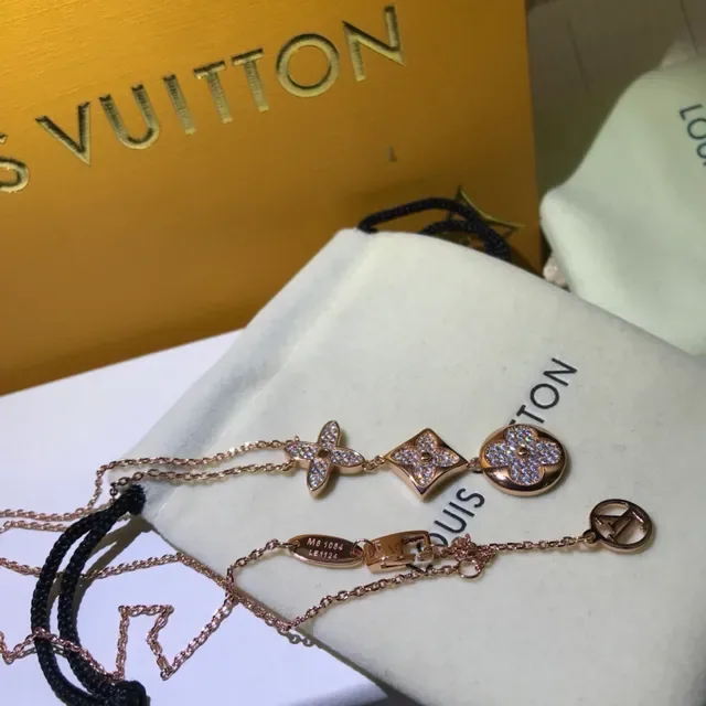 Colliers pendentif Louis Vuitton motif floral pavés de cristaux 6
