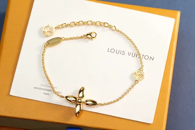 Louis Vuitton Flower Motif Gold Silver Chain-Link Four-Petal Pendant Bracelet 3
