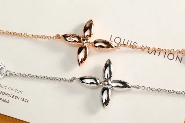 Louis Vuitton Flower Motif Gold Silver Chain-Link Four-Petal Pendant Bracelet 4