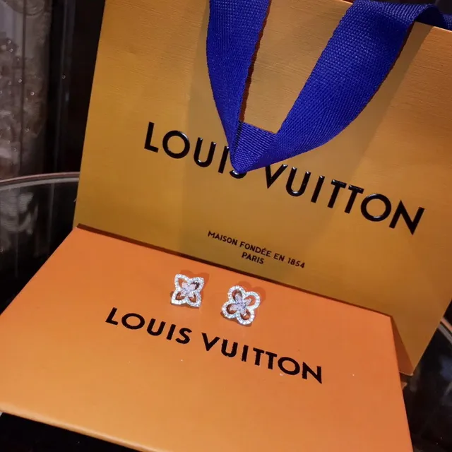 Louis Vuitton Flower-Shaped Pavé Crystal Stud Earrings 8