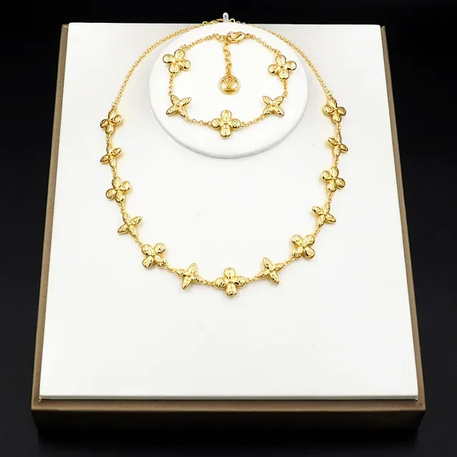 Louis Vuitton Gold Chain Four-Petal Floral Motifs Necklace 8