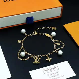Louis Vuitton سوارة سلاسل ذهبية اللون مع لؤلؤ وتعويذات