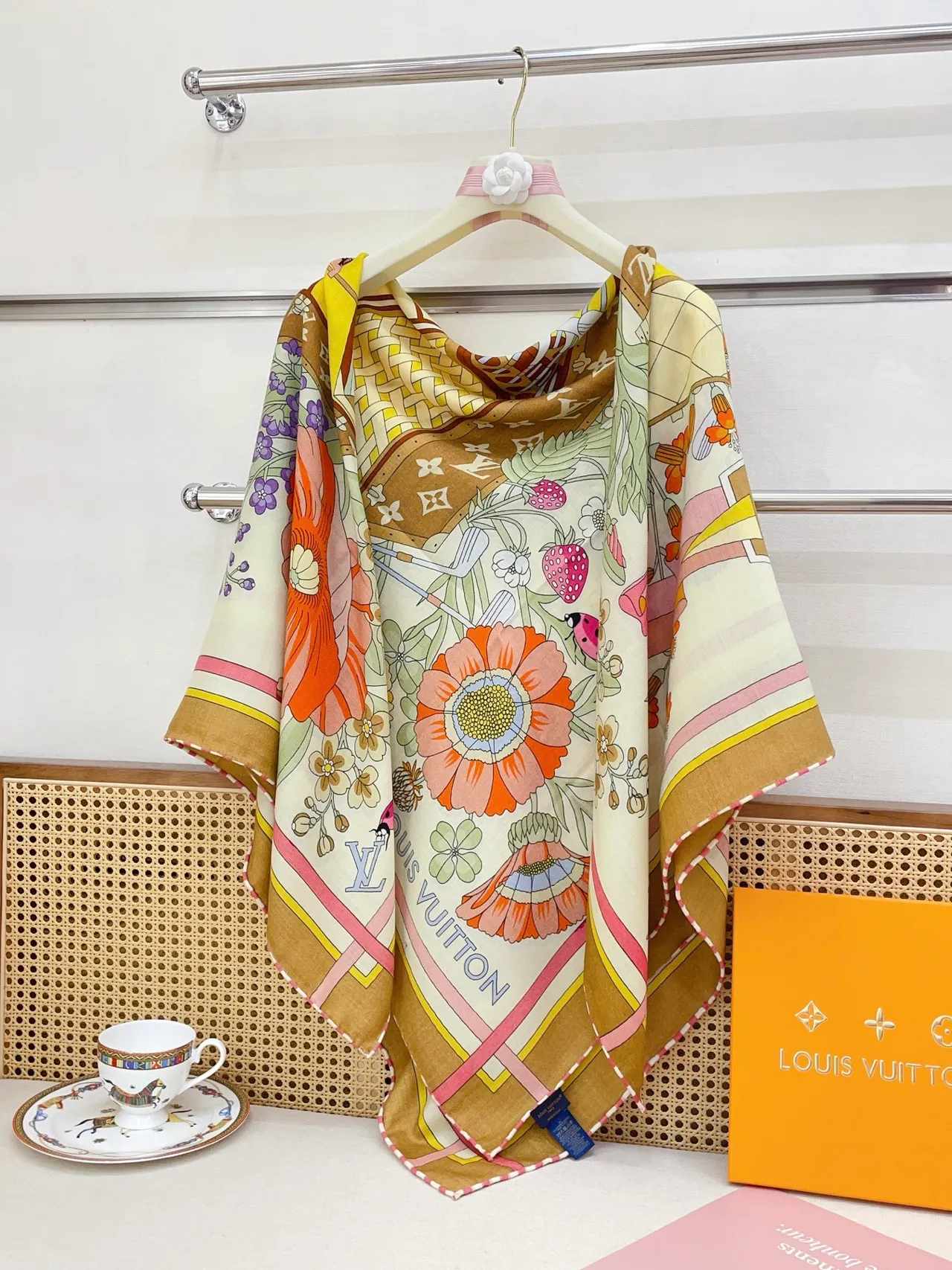 Louis Vuitton Foulard de soie au motif de cabinet floral illustré 2
