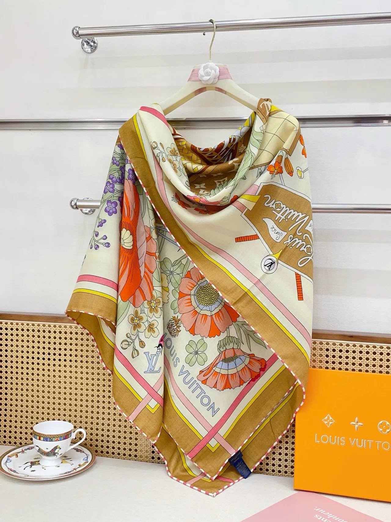 Louis Vuitton Foulard de soie au motif de cabinet floral illustré 3