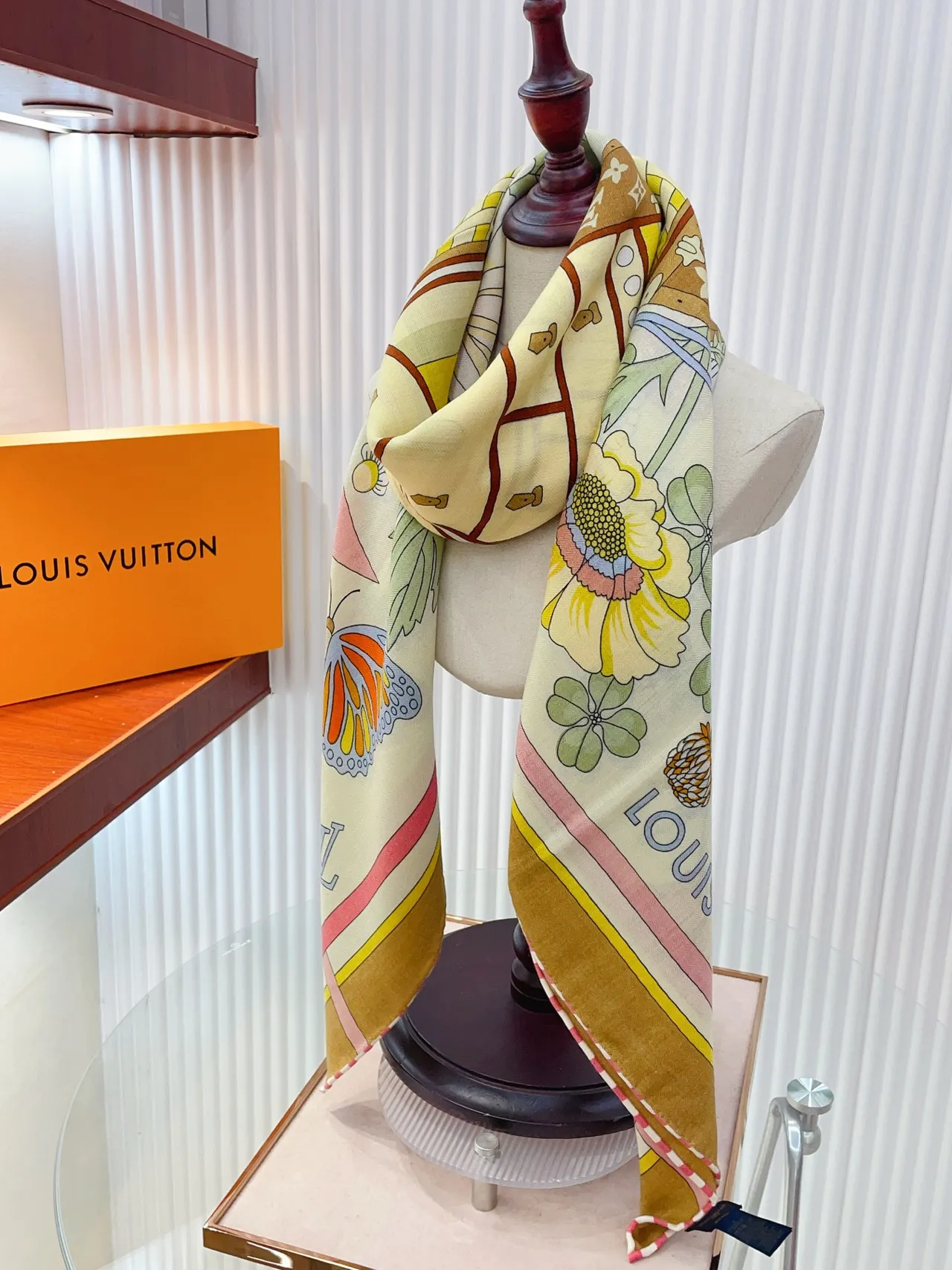 Louis Vuitton Foulard de soie au motif de cabinet floral illustré 4