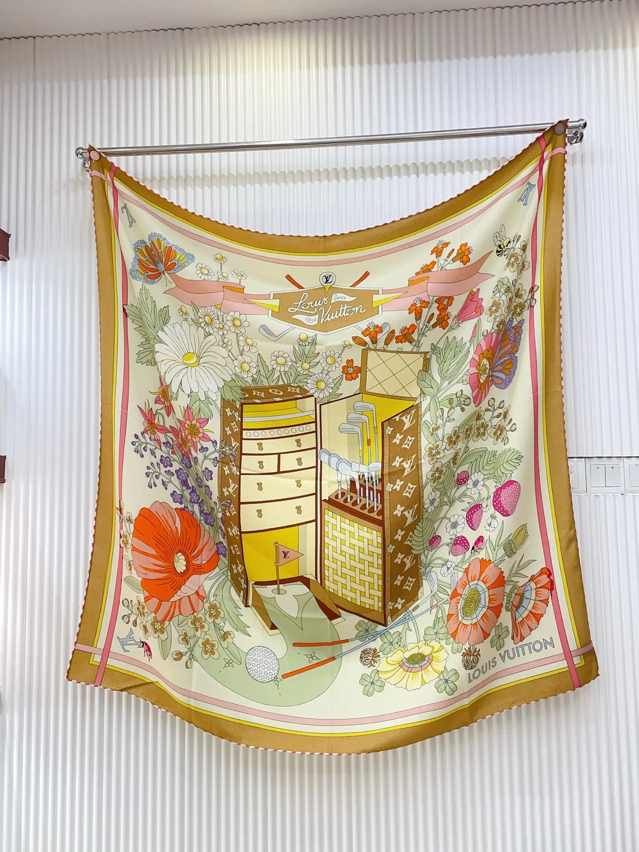 Louis Vuitton Foulard de soie au motif de cabinet floral illustré 5