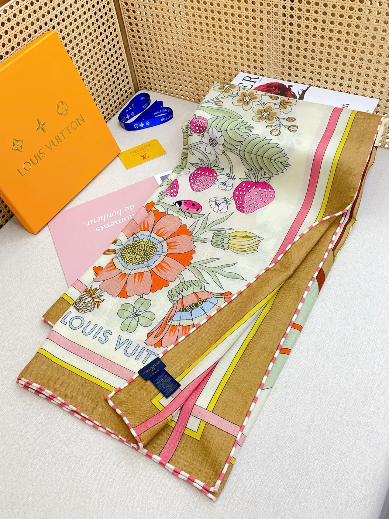 Louis Vuitton Foulard de soie au motif de cabinet floral illustré 6
