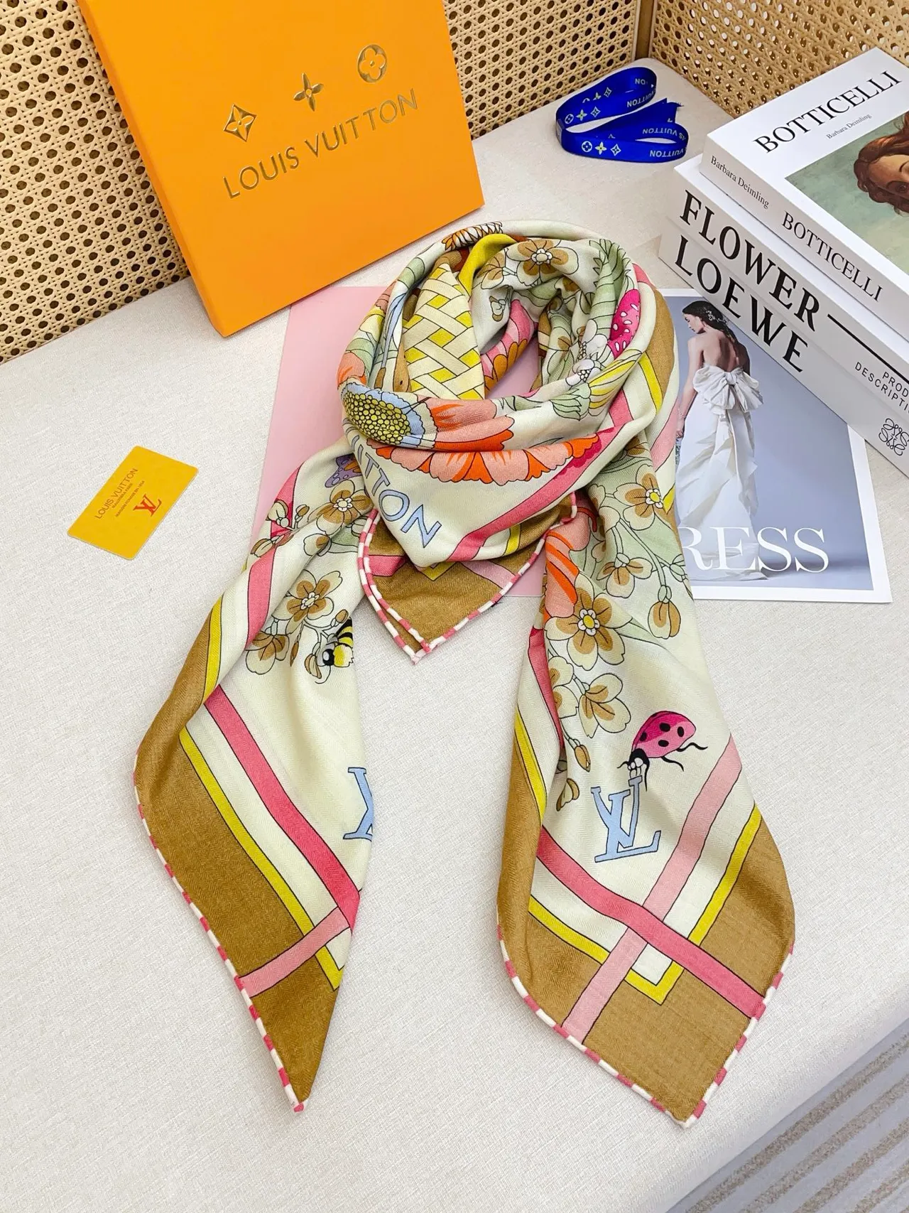 Louis Vuitton Foulard de soie au motif de cabinet floral illustré 7