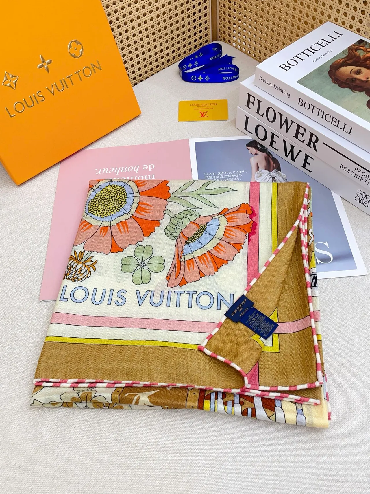 Louis Vuitton Foulard de soie au motif de cabinet floral illustré 8