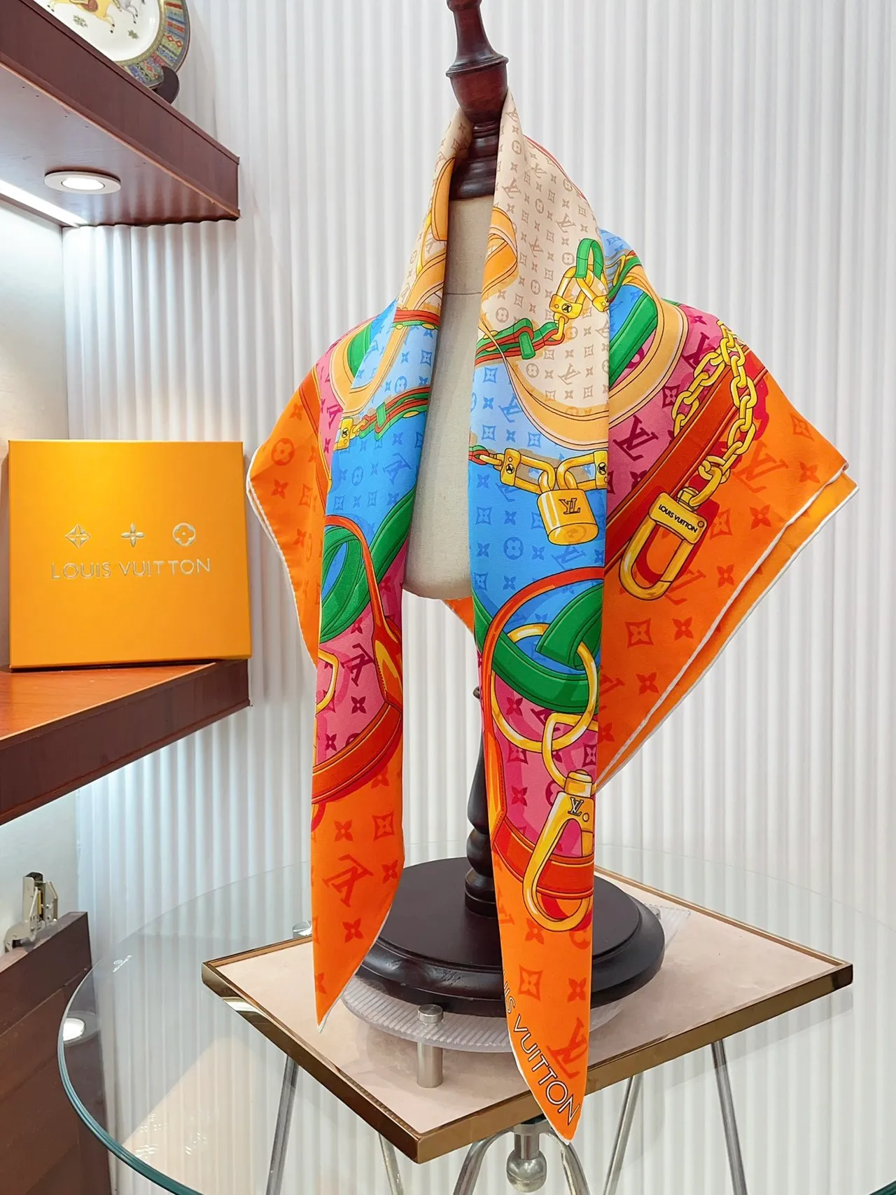 Louis Vuitton illustré quincaillerie de sac multicolore foulard en soie 1