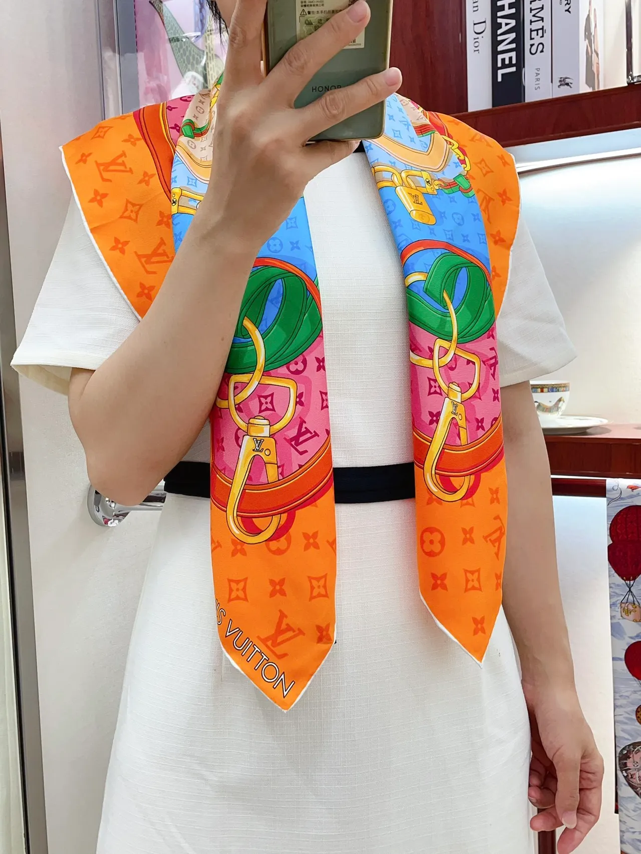 Louis Vuitton illustré quincaillerie de sac multicolore foulard en soie 2