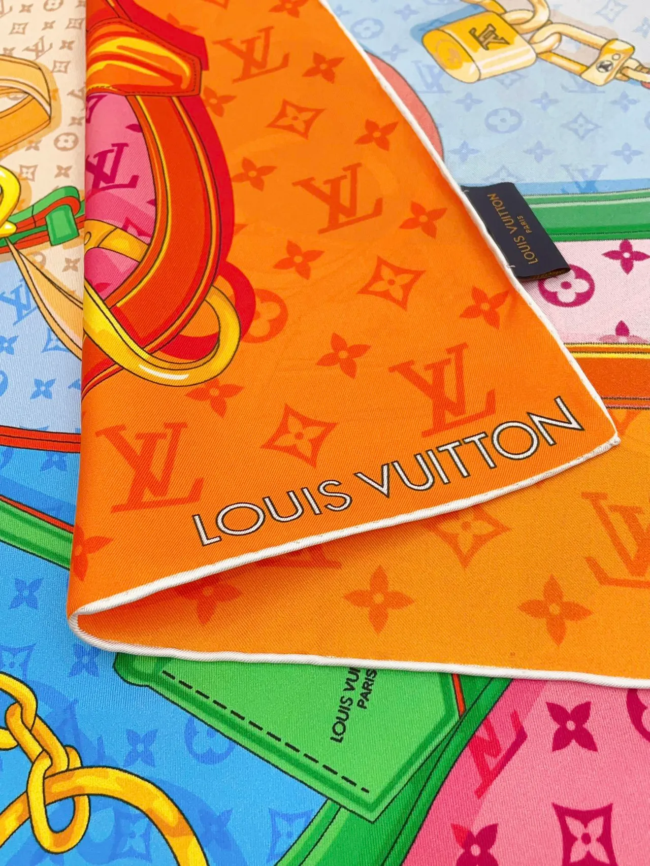 Louis Vuitton illustré quincaillerie de sac multicolore foulard en soie 7