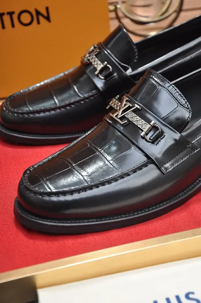 Louis Vuitton काला क्रॉक-एम्बॉस्ड चमड़ा LV लॉगो बकल लॉफर 2