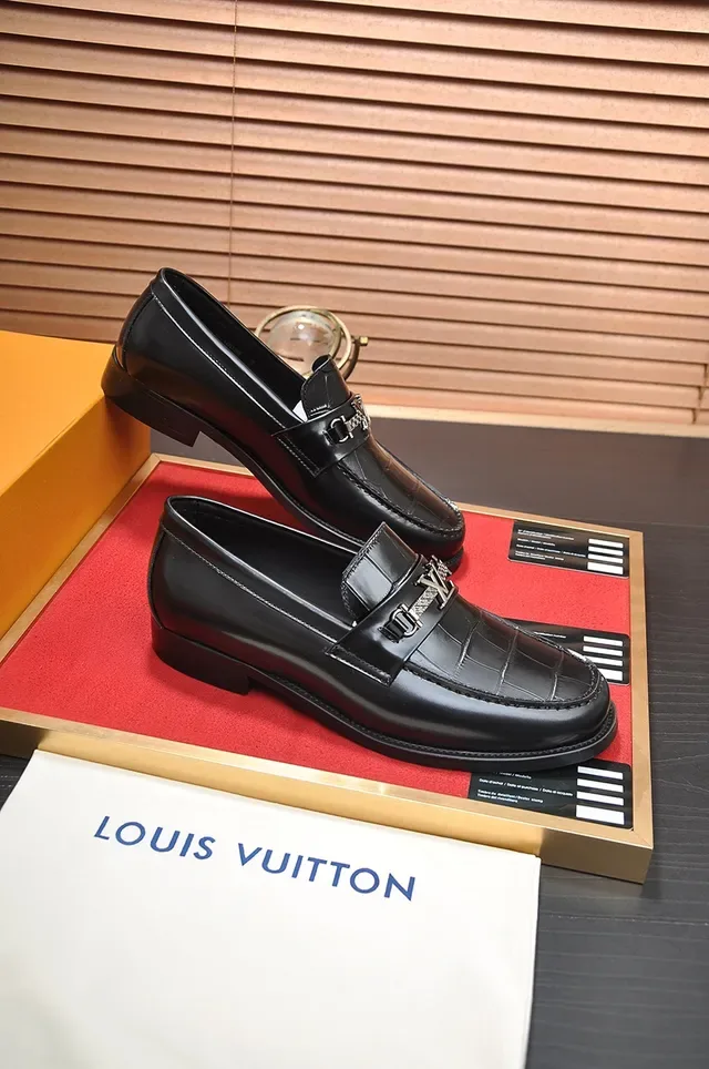 Louis Vuitton काला क्रॉक-एम्बॉस्ड चमड़ा LV लॉगो बकल लॉफर 4