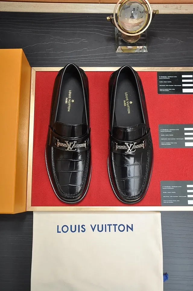 Louis Vuitton काला क्रॉक-एम्बॉस्ड चमड़ा LV लॉगो बकल लॉफर 5
