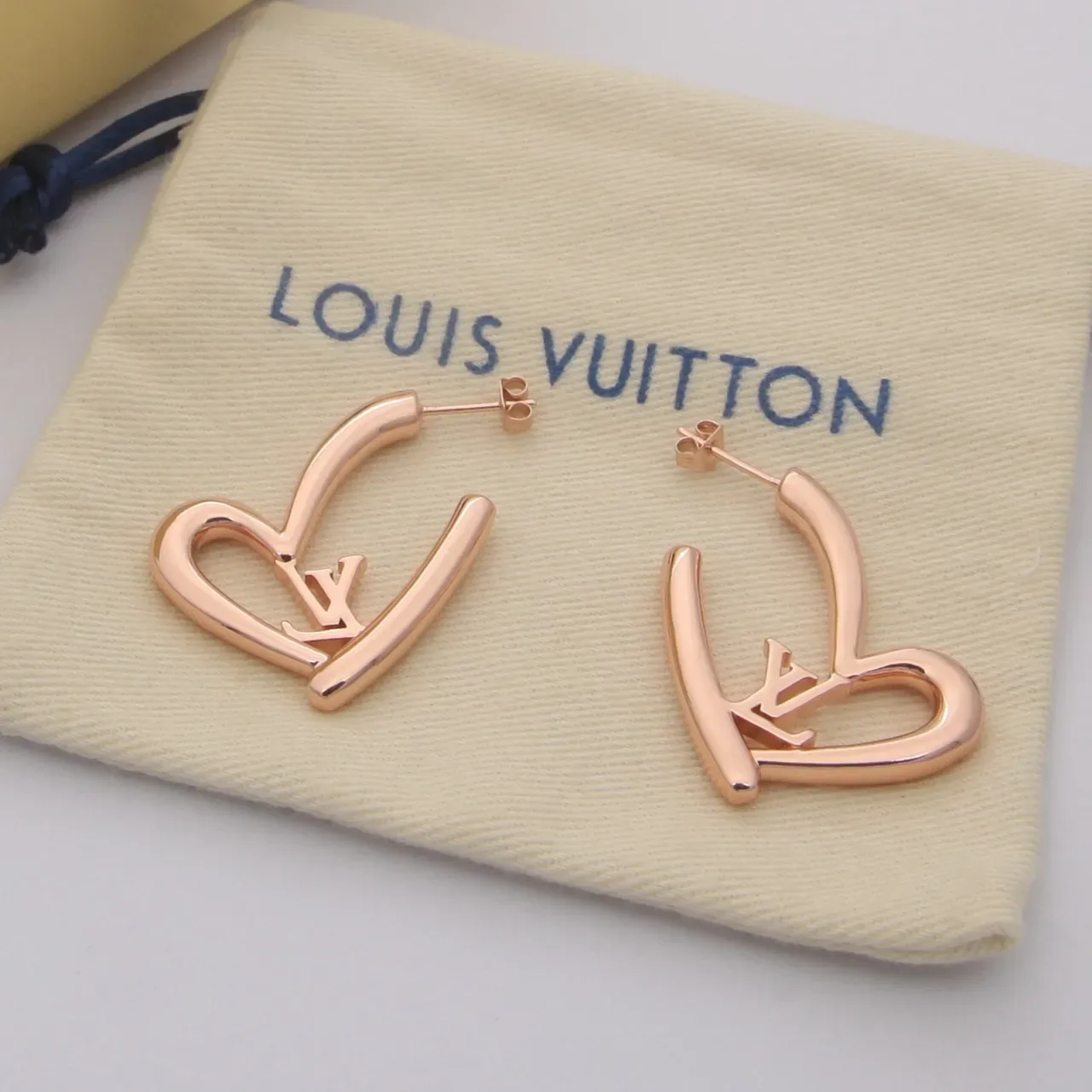 Boucles d'oreilles Louis Vuitton LV Cœur Doré Créoles Ajourées Monogramme 3