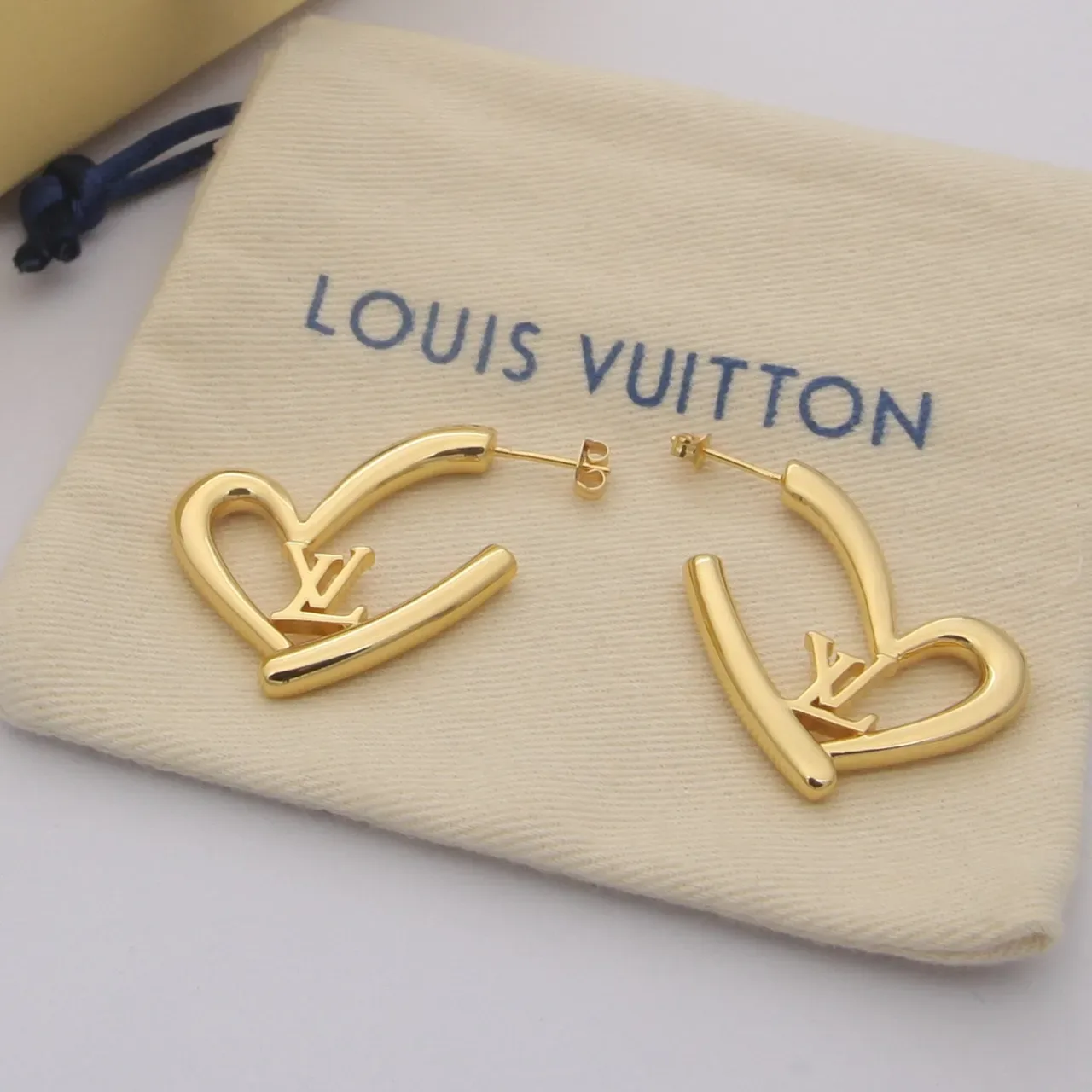 Boucles d'oreilles Louis Vuitton LV Cœur Doré Créoles Ajourées Monogramme 4