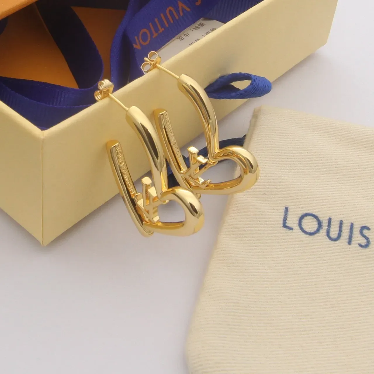 Boucles d'oreilles Louis Vuitton LV Cœur Doré Créoles Ajourées Monogramme 5