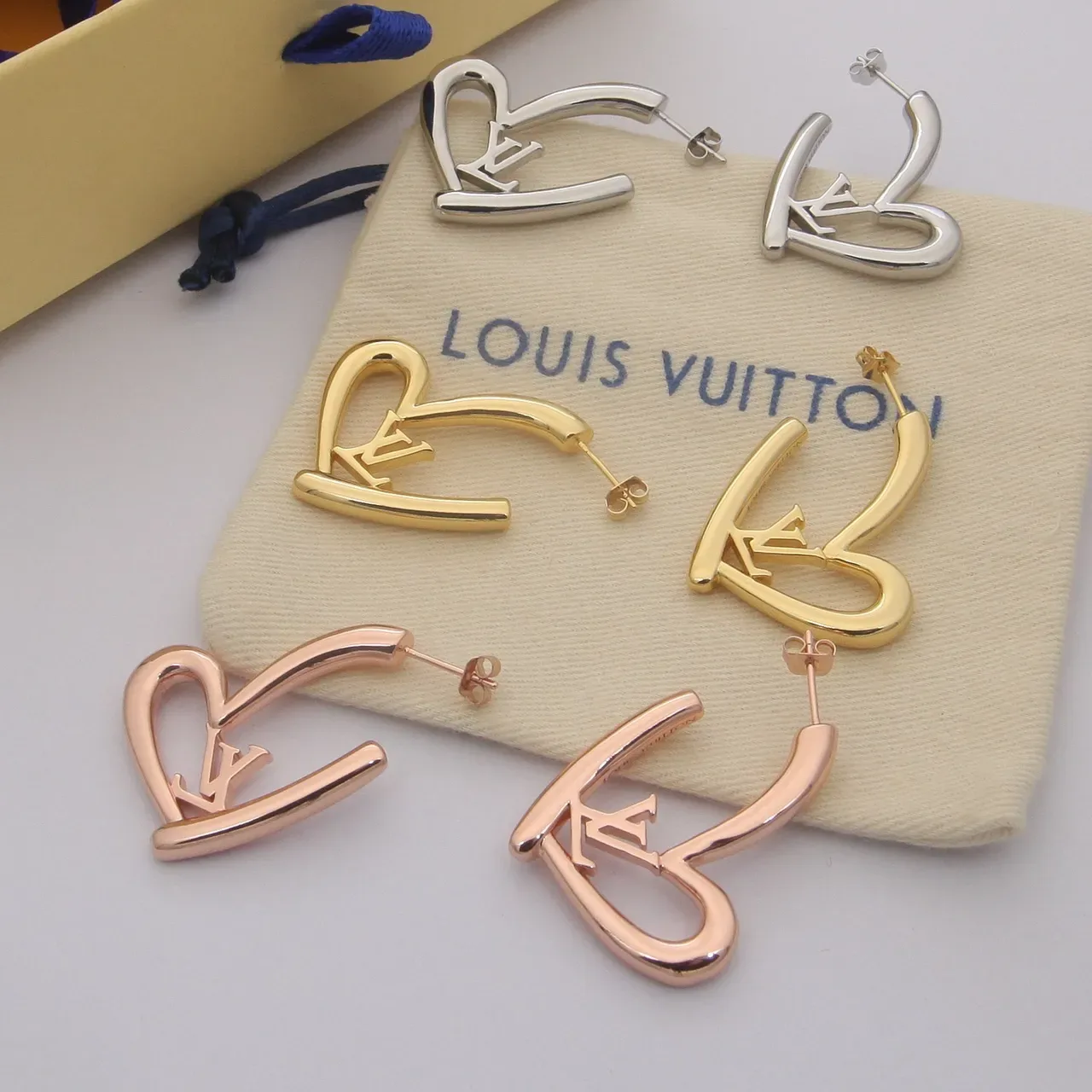 Boucles d'oreilles Louis Vuitton LV Cœur Doré Créoles Ajourées Monogramme 7