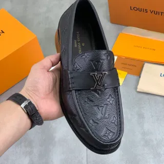 Louis Vuitton LV Loafer 黑色 Monogram-Embossed 皮革 金属 扣 带 Loafer