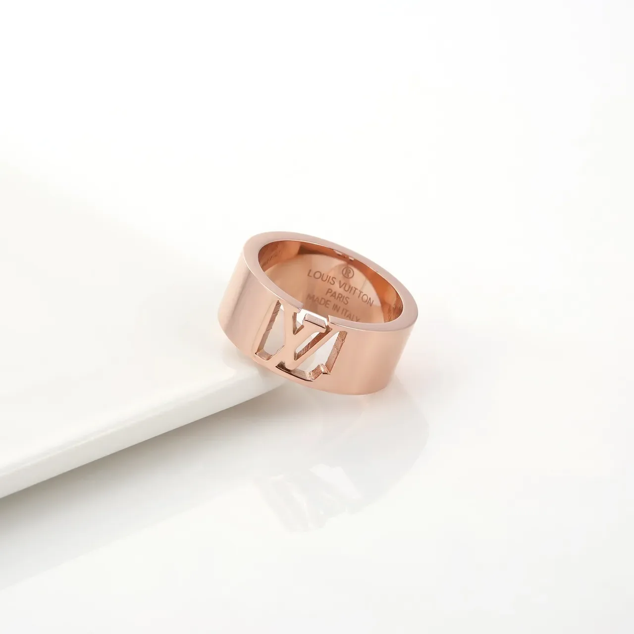 Louis Vuitton LV Bague Doré Argenté Large Bande Découpe Monogramme 4