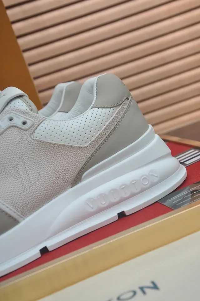 Louis Vuitton LV Trainer Sneakers Chunky Beige Blanc Matière Mesh Layered et Panneaux Aspect Suède 2