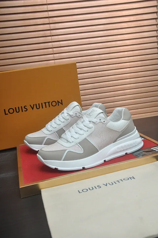 Louis Vuitton LV Trainer Sneakers Chunky Beige Blanc Matière Mesh Layered et Panneaux Aspect Suède 4